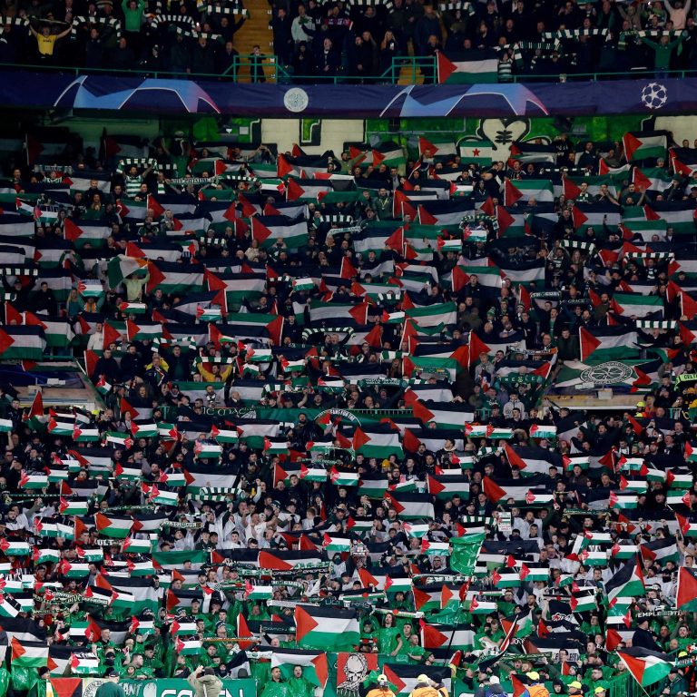 RESPECT:«Έσπασαν» την «απαγόρευση» κι «έντυσαν» με σημαίες της Παλαιστίνης το γήπεδο
