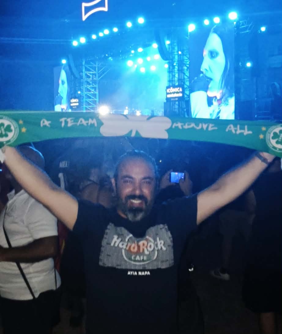 Ο Μιχάλης στην συναυλία του Μέριλυν Μάνσον με το κασκόλ της ΟΜΟΝΟΙΑΣ